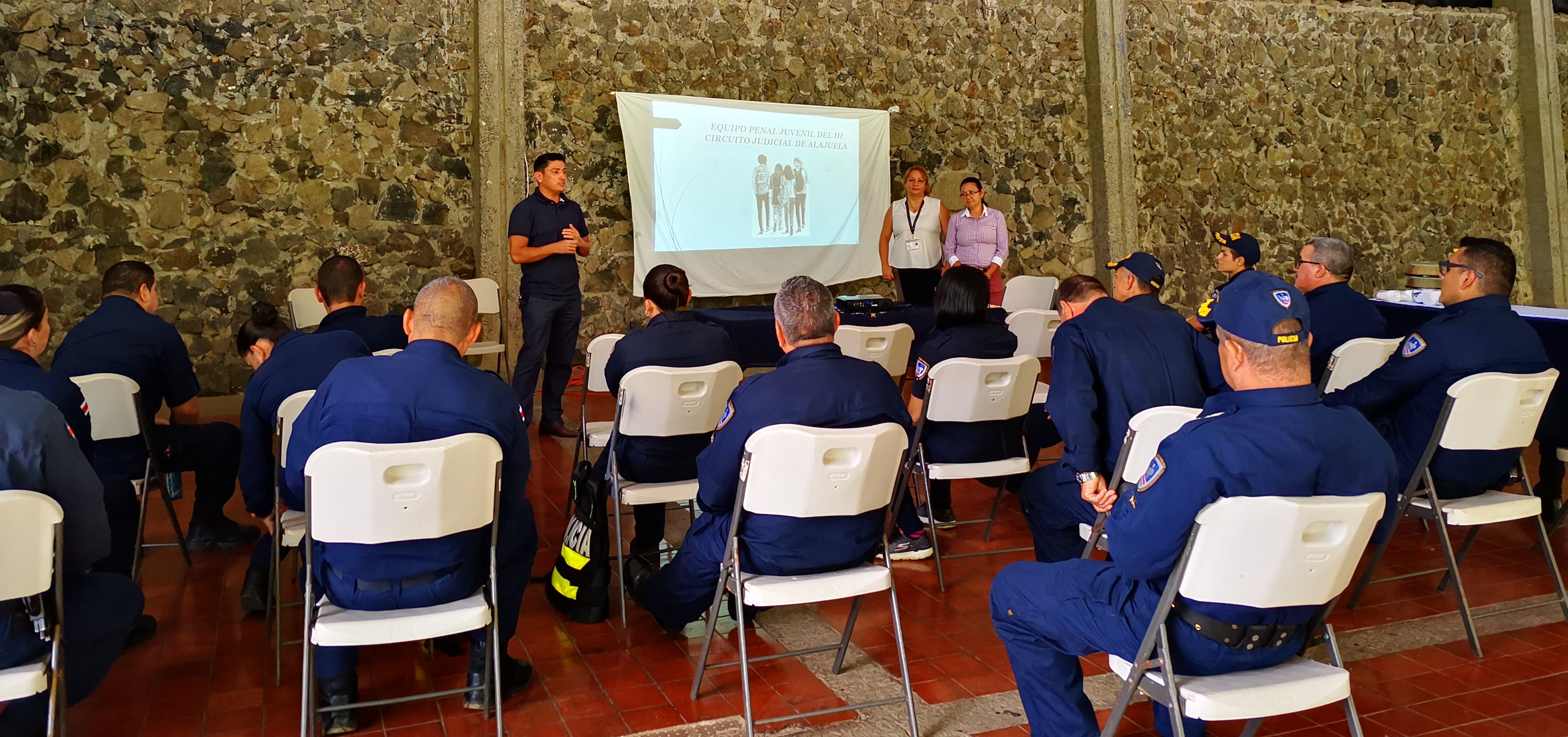 Justicia Juvenil Restaurativa de San Ramón brindó una capacitación a oficiales de la Fuerza Pública de Naranjo