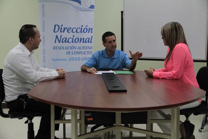 En la foto un proceso de mediación en Casas de Justicia, que organiza y administra la DINARAC, el Ministerio de Justicia y Paz.